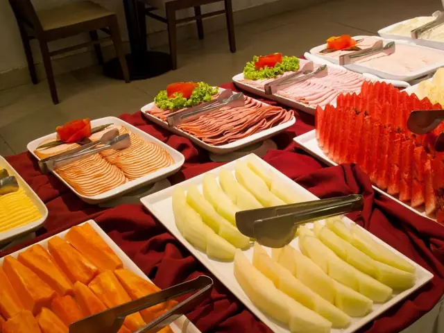 Frutas e frios do café da manhã buffet do Hotel Atlântico Travel Copacabana