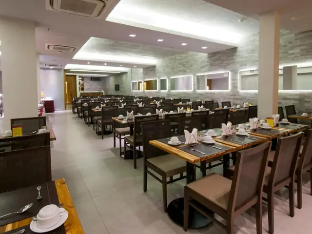 Restaurante do Hotel Atlântico Travel Copacabana, com as mesas postas para o café da manhã